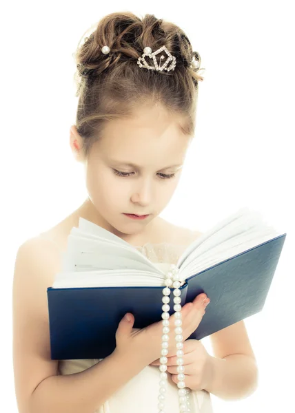 Jolie belle fille avec un livre de prière . — Photo