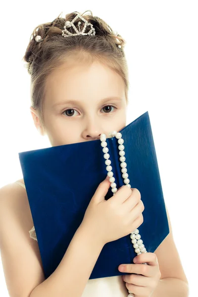 Linda chica con un libro de oraciones . —  Fotos de Stock