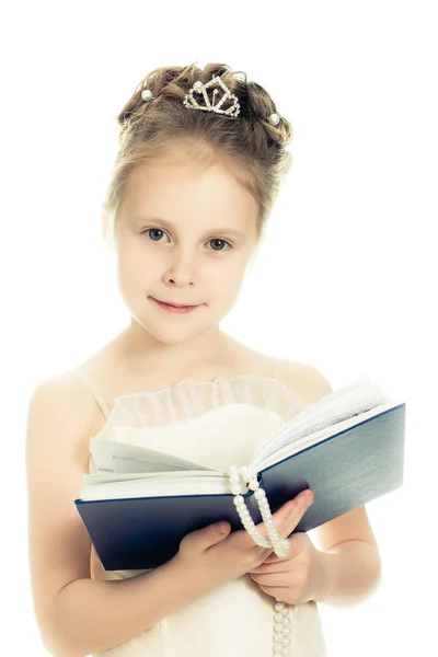 Menina bonita bonita com um livro de orações . — Fotografia de Stock