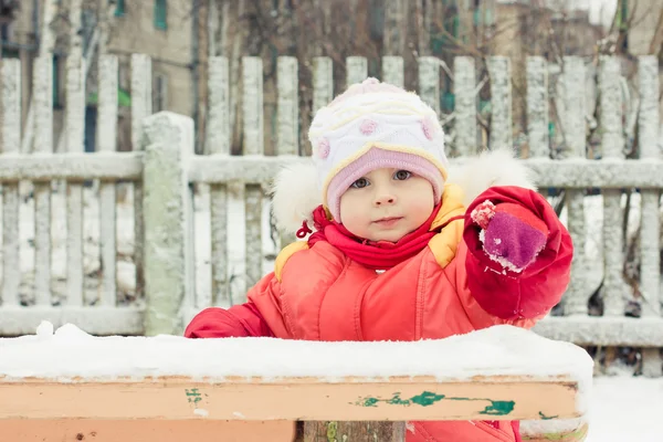 Söt liten tjej i vinter ytterkläder — Stockfoto