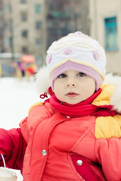 Hermoso niño feliz en la chaqueta roja — Foto de Stock