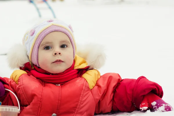 Bellissimo bambino felice con la giacca rossa — Foto Stock