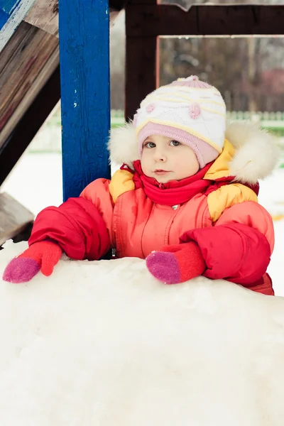 Bellissimo bambino felice con la giacca rossa — Foto Stock