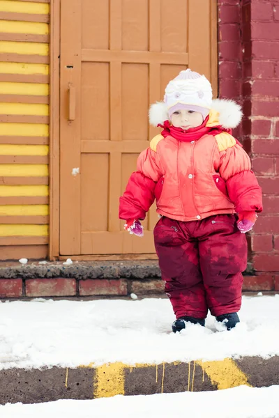 子は、ポーチに出かけた — ストック写真