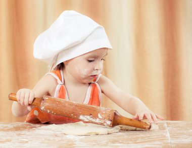 Masadaki börek yapmak çok güzel bir kız.