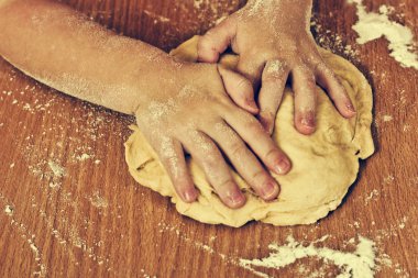 çalışkan çocuk elinde bir hamur yapmak.