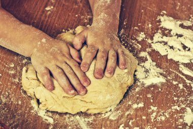 çalışkan çocuk elinde bir hamur yapmak.