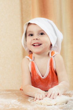 Masadaki börek yapmak çok güzel bir kız.