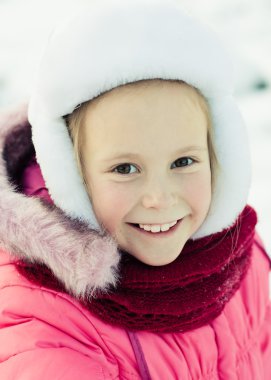 kar üzerinde yalan güzel mutlu kız