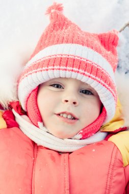 Kırmızı ceketli güzel mutlu bir çocukluk