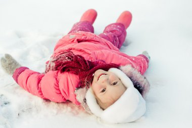 kar üzerinde yalan güzel mutlu kız