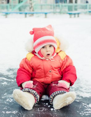 sürpriz çocuk buz üstünde oturuyor