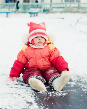 sürpriz çocuk buz üstünde oturuyor