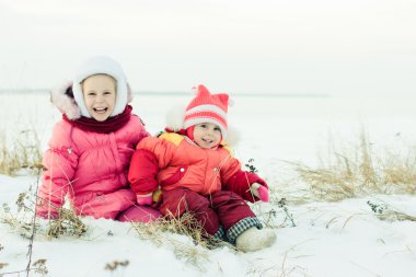 iki güzel mutlu kız kış açık.