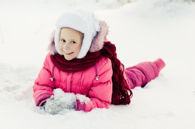 Kırmızı ceketli güzel mutlu kız