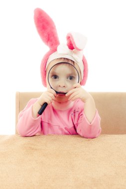 bir masada oturan bebek tavşan kulağı