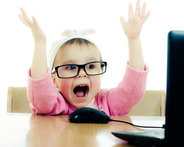 laptop içine bakarak gözlüklü şirin bebek