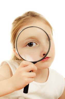 Büyüteç arayan kız.