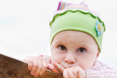 açık havada oynayan çocuk.