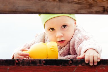 açık havada oynayan çocuk.