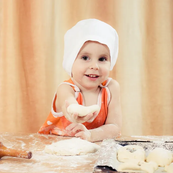 Masadaki börek yapmak çok güzel bir kız. — Stok fotoğraf
