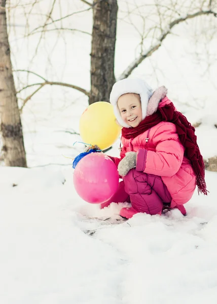 Kid zimě s balónky. — Stock fotografie