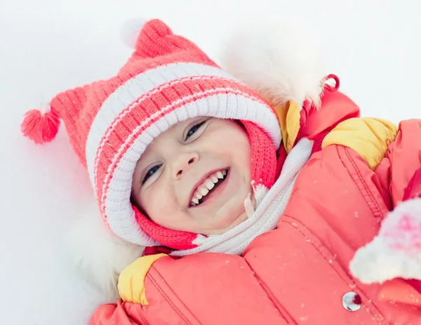 Menina feliz bonita na jaqueta vermelha — Fotografia de Stock