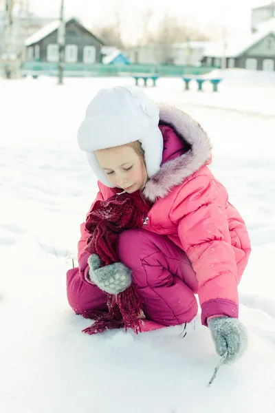 Schöne glückliche Mädchen in der roten Jacke — Stockfoto