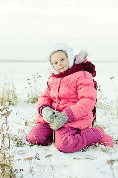 Krásná šťastná dívka zimní přírodě. — Stock fotografie