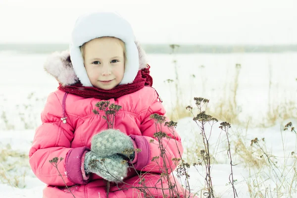 Vacker glad flicka vinter utomhus. — Stockfoto