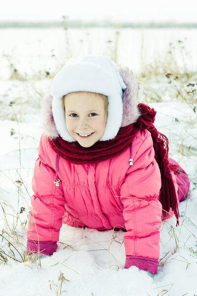 Красивая счастливая девушка в красной куртке
