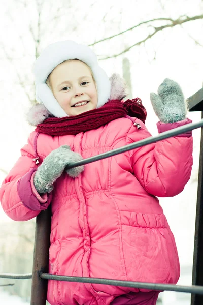 Szép boldog gyerek a piros kabát — Stock Fotó