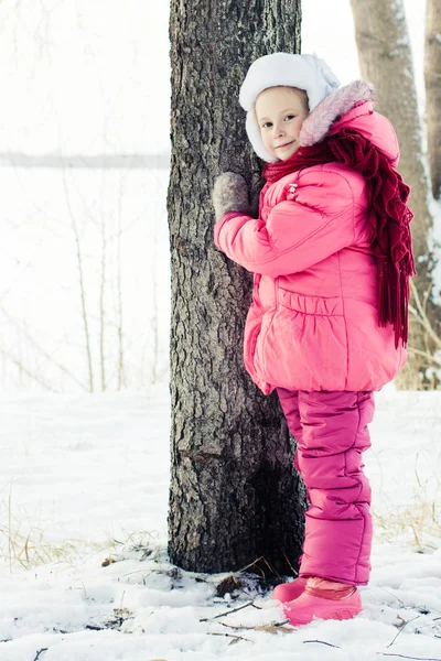 Indah bahagia gadis musim dingin di luar ruangan . — Stok Foto