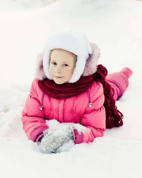 Bella ragazza felice nella giacca rossa — Foto Stock