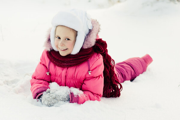 Красивая счастливая девушка в красной куртке
