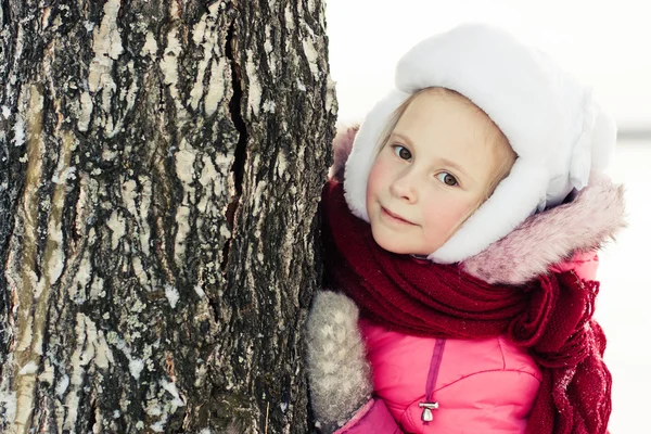 Krásná šťastná dívka zimní přírodě. — Stock fotografie