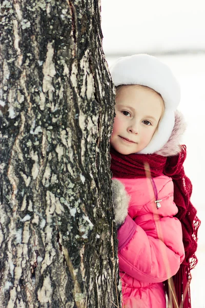Красива щаслива дівчина зима на відкритому повітрі . — стокове фото
