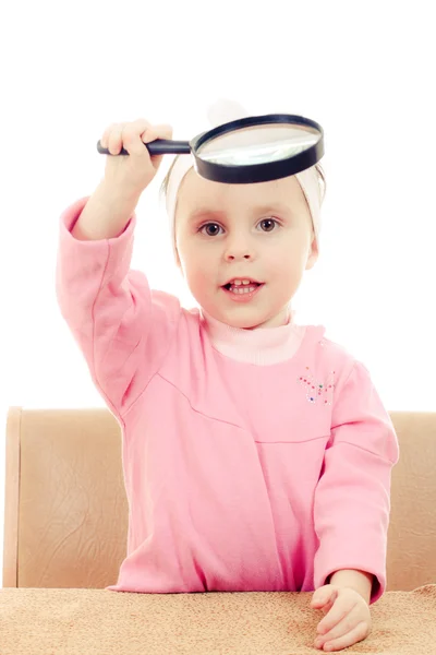 Baby zitten aan een tafel — Stockfoto