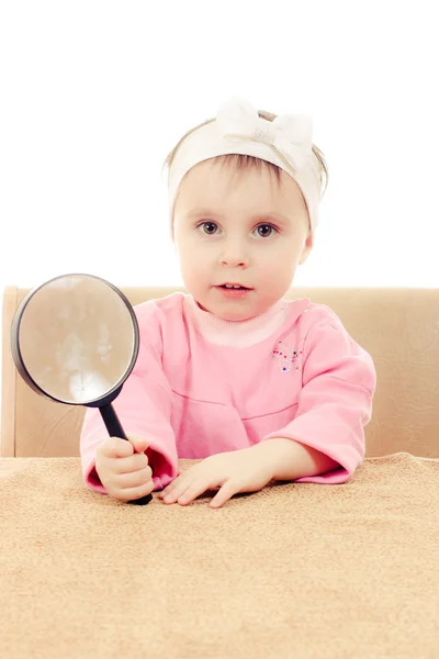 Baby sitzt an einem Tisch — Stockfoto