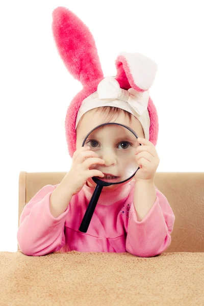 Uszy królika dziecko siedzi przy stole — Zdjęcie stockowe