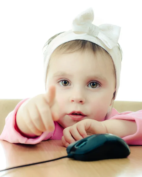 Χαριτωμένο μωρό ψάχνει στο φορητό υπολογιστή — Φωτογραφία Αρχείου