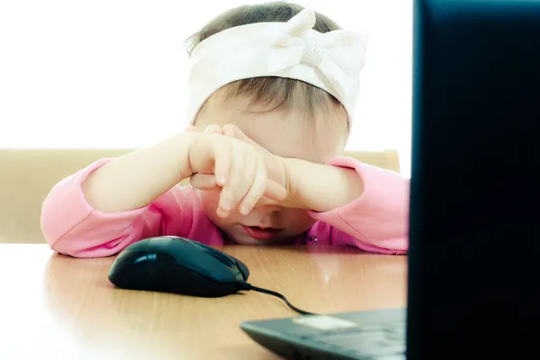 Bambino carino che guarda nel computer portatile — Foto Stock