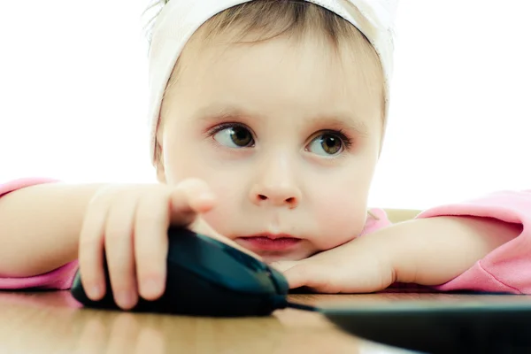 Bambino carino che guarda nel computer portatile — Foto Stock