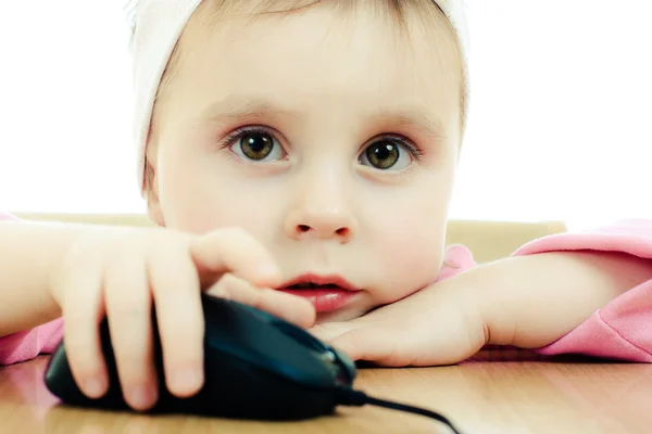 Bambino carino che guarda nel computer portatile — Foto Stock