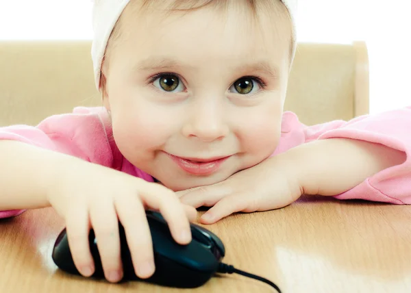 Bambino carino che guarda nel computer portatile — Foto Stock