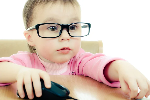 戴着眼镜看插入笔记本电脑的可爱的小宝贝 — 图库照片