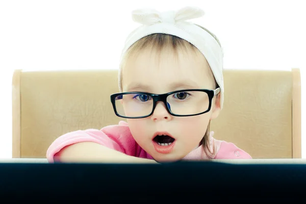 Χαριτωμένο μωρό με γυαλιά που ψάχνει στο φορητό υπολογιστή — Φωτογραφία Αρχείου