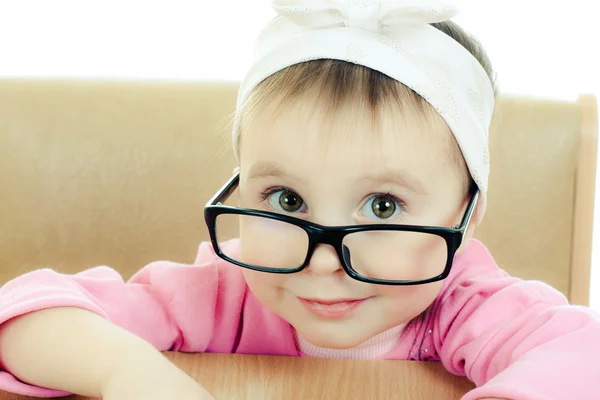 Мила дитина в окулярах дивиться — стокове фото