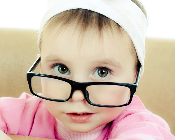 Bébé mignon avec des lunettes de recherche — Photo