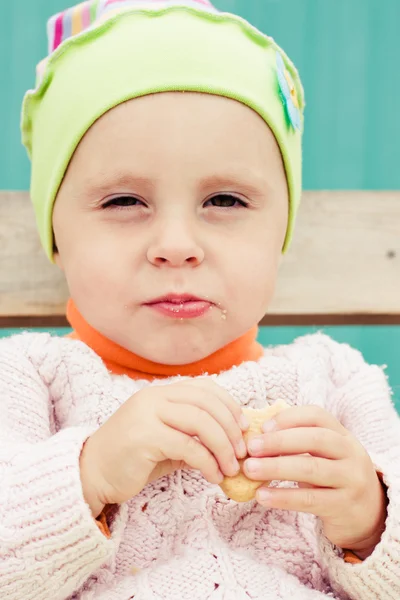 Dziecko jedzenie krakingu. — Zdjęcie stockowe